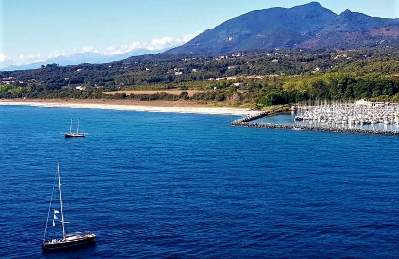Port de Taverna SY Mister Fips x SY Grande Zot Corsica Classic 2021 Taverna Macinaggio dimanche 29 aout photo Philippe Winum DR Port de Taverna SY Mister Fips x SY Grande Zot Corsica Classic 2021 Taverna Macinaggio dimanche 29 aout photo Philippe Winum DR
