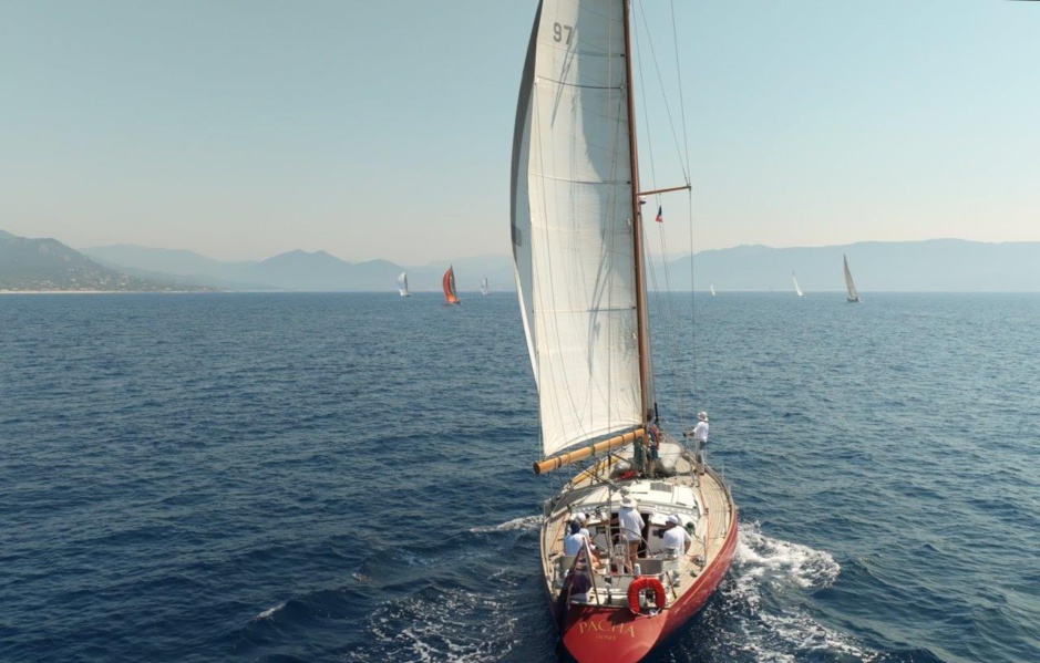 Embarquez pour une régate classique en Méditerranée à bord du mythique Camper & Nicholson SY Pacha 1968