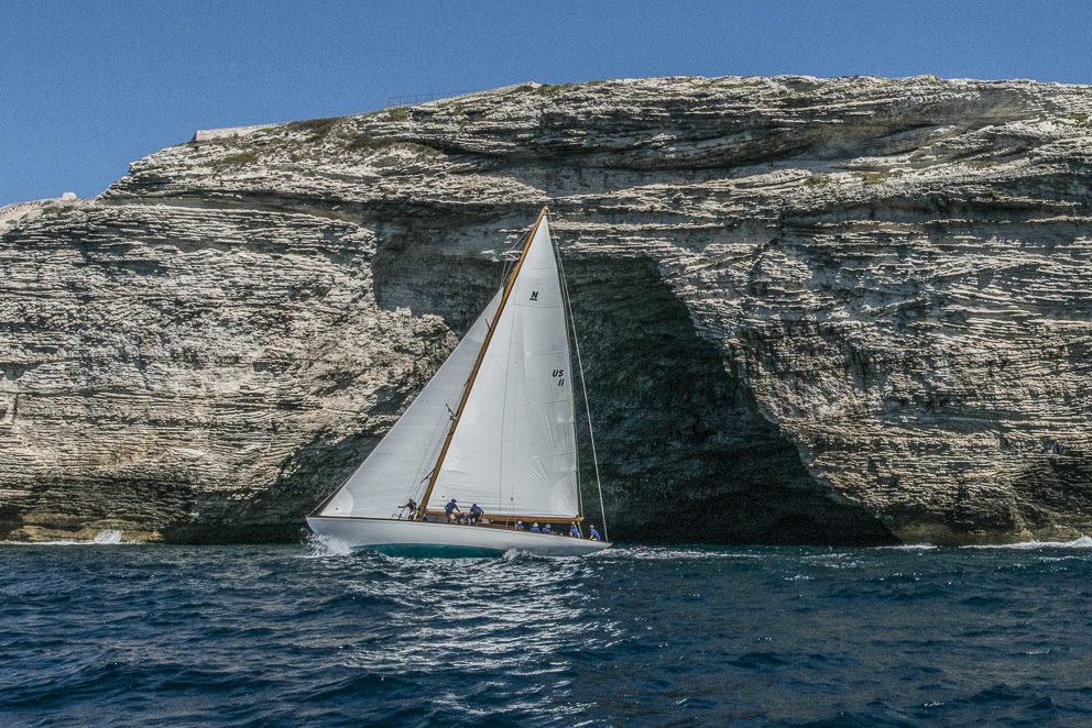 SY Serenade virement devant la grotte Saint-Antoine Photo Philippe Pierangeli