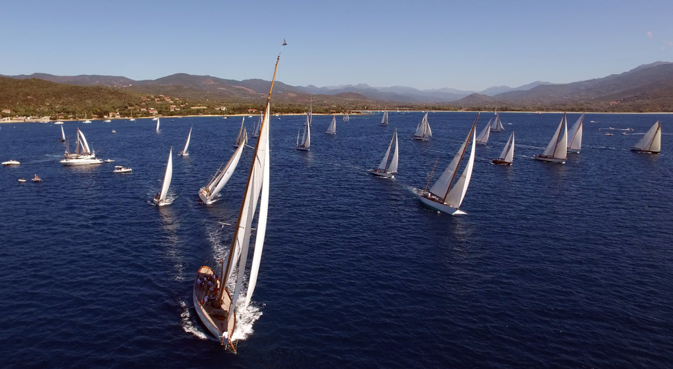 Départ Porto Pollo Corsica Classic 2016 photo Emmanuel Kirch by drone pilote Nicolas de Stefano DR