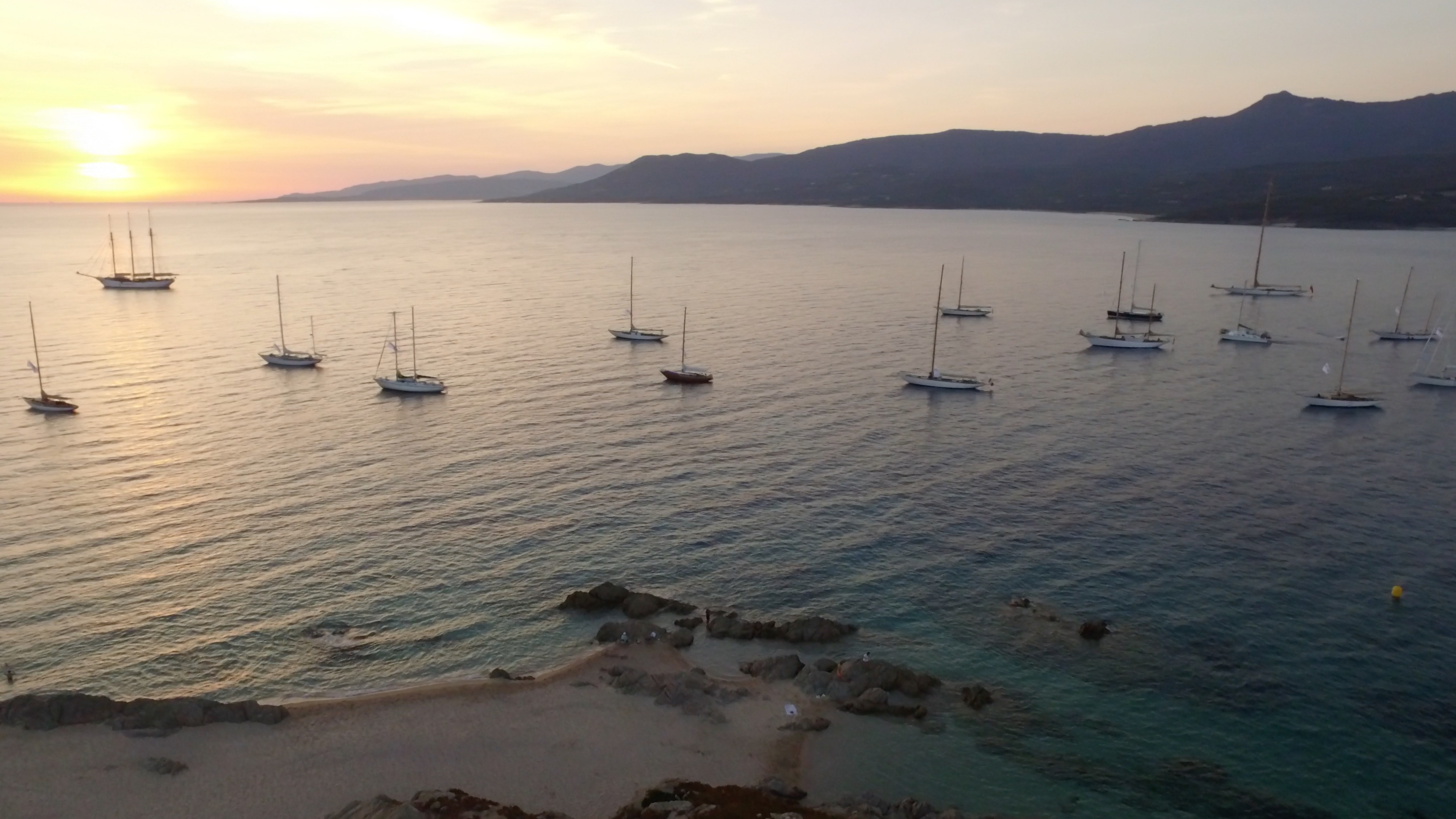 Gofle du Valinco Mouillage de la flotte devant Le Lido photo Emmanuel Kirch by drone pilot Nicolas Di Stefano DR