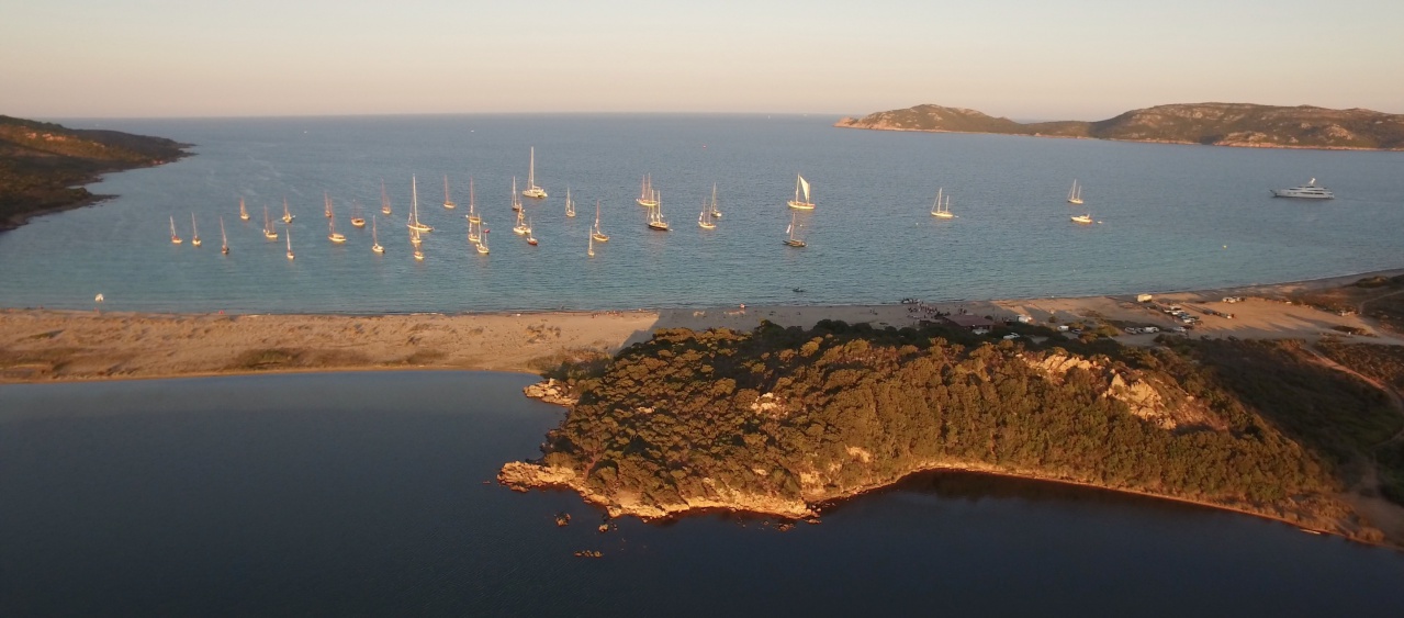 CC 2016 Bonifacio flotte au mouillage Golfe de Sant'Amanza photo Emmanuel Kirch by drone pilot Nicolas di Stefano DR