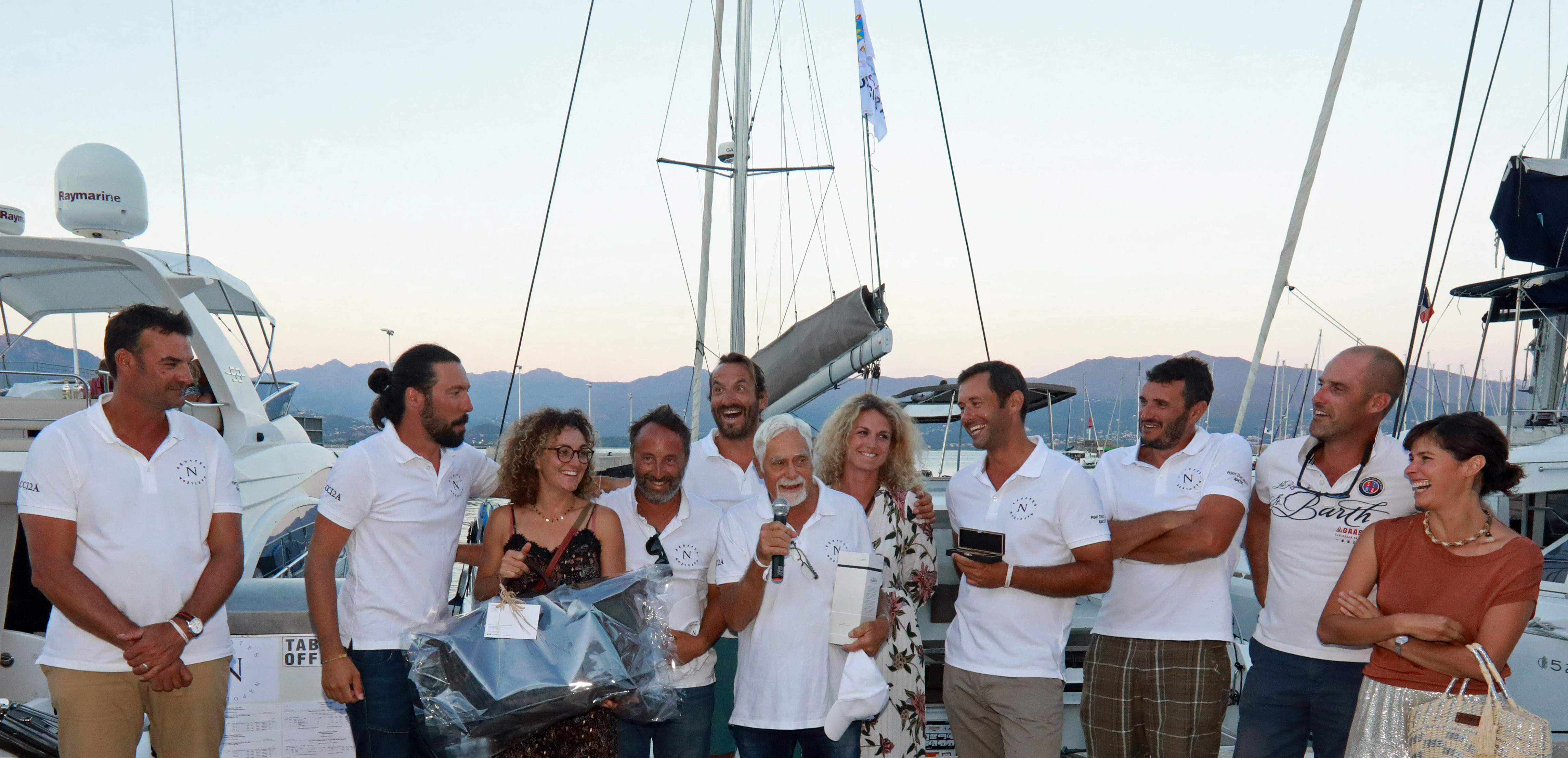 Régates Napoléon 2020 Remise des prix équipage vainqueur SY Aio Coco x Couteaux Terrasses d'Aragon x CCI photo JP Belzit DR Régates Napoléon 2020 Remise des prix équipage vainqueur SY Aio Coco x Couteaux Terrasses d'Aragon x CCI photo JP Belzit DR