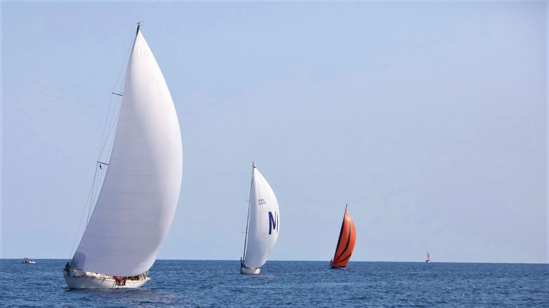 Taverna ligne d'arrivé SY Eileen vs SY Quatre Quarts III Vs Hounbonne IV  Corsica Classic 2019 Photo Françoise Tafani DR