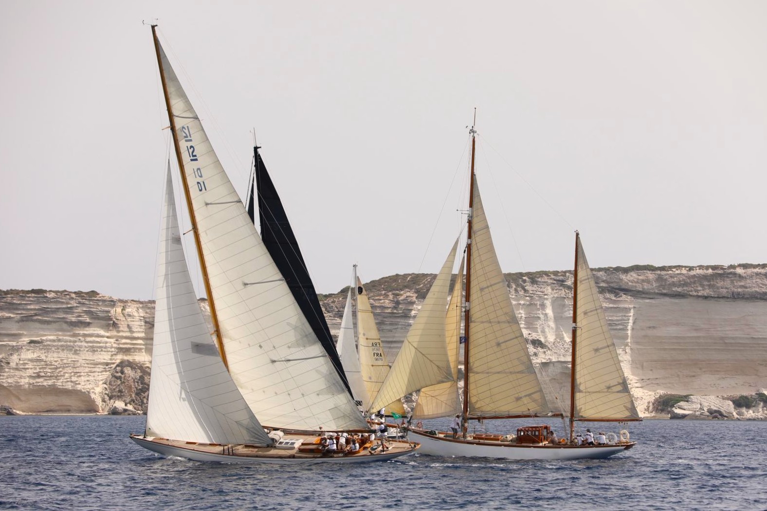 SY Wiki 1920 x Help Save The Med x Corsica Classic 2025 Bonifacio photo : Laure Filippi DR SY Wiki 1920 x Help Save The Med x Corsica Classic 2025 Bonifacio photo : Laure Filippi DR