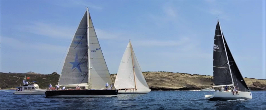 Régates d'Hippocrate Bonifacio 2022 ligne départ SY Aio Coco Vs SY Mister Fips Vs SY Eileen 1938 Photo Arnaud Guilbert DR Régates d'Hippocrate Bonifacio 2022 ligne départ SY Aio Coco Vs SY Mister Fips Vs SY Eileen 1938 Photo Arnaud Guilbert DR