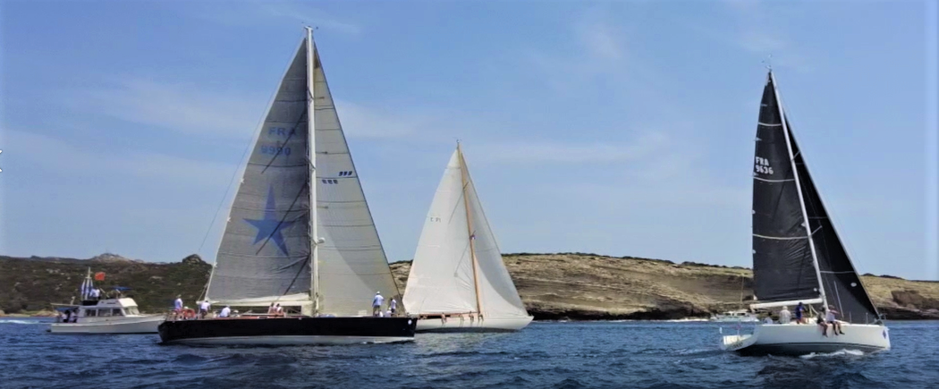 Régates d'Hippocrate Bonifacio 2022 ligne départ SY Aio Coco Vs SY Mister Fips Vs SY Eileen 1938 Photo Arnaud Guilbert DR