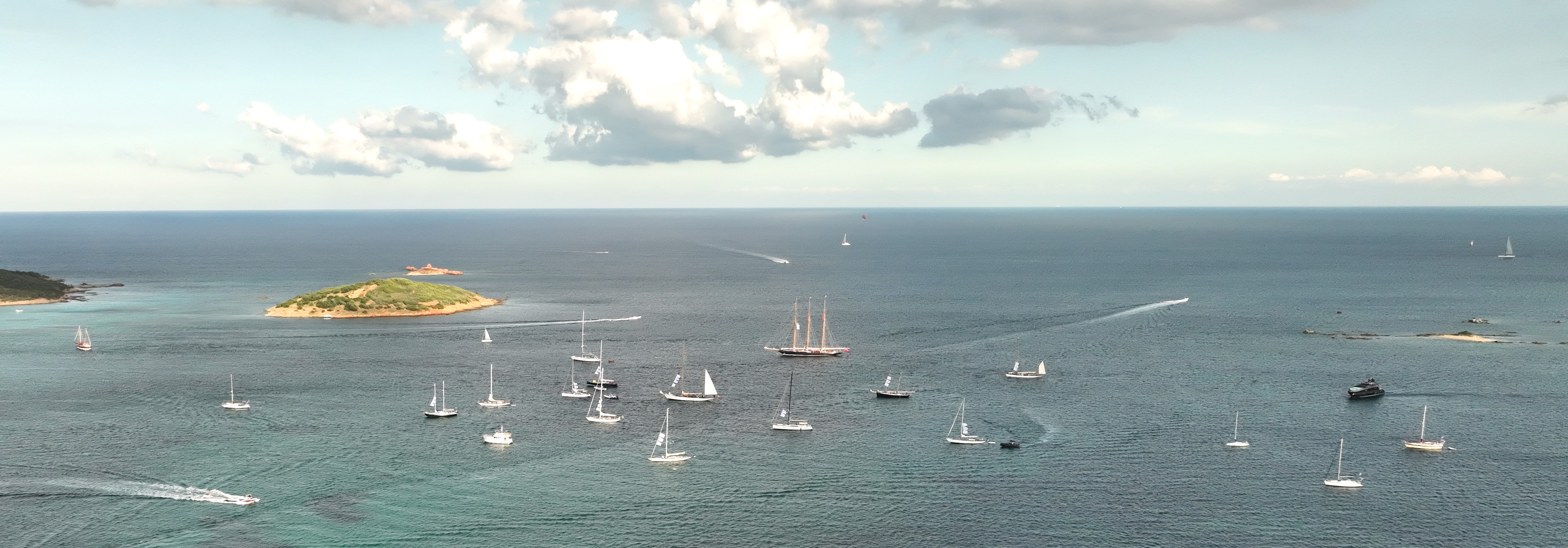 Corsica Classic 2022 Baie de Saint-Cyprien flotte au mouillage photo Arnaud Guilbert DR
