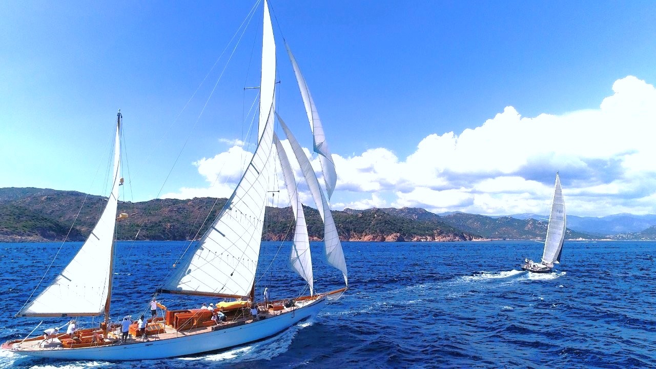 Corsica Classic 2022 Bonifacio - Saint-Cyprien SY Belle Aventure Vs SY Mister Fips Photo Arnaud Guilbert DR Corsica Classic 2022 Bonifacio - Saint-Cyprien SY Belle Aventure Vs SY Mister Fips Photo Arnaud Guilbert DR