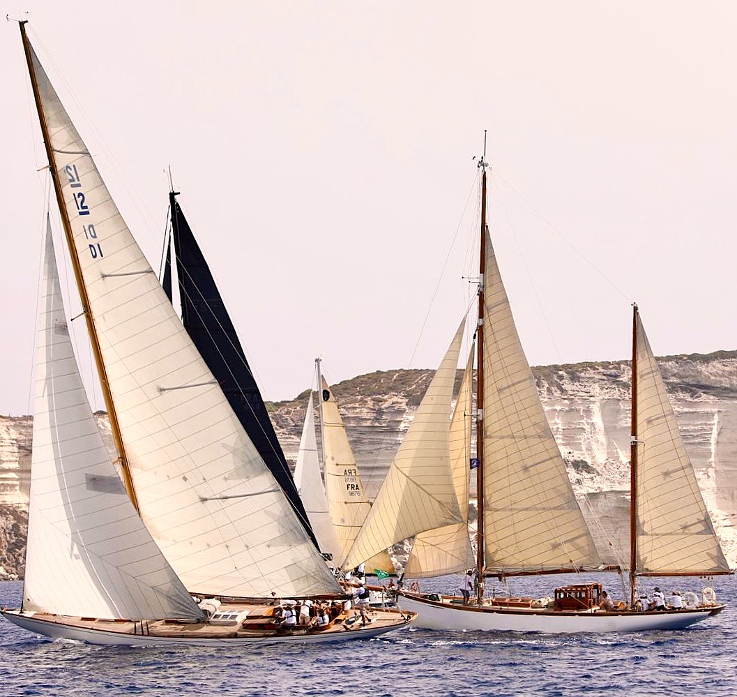 Corsica Classic 2025 départ Bonifacio Trophée de la ville Antoine Zuria SY Thea 1918 vs SY Wiki 1920 photo Sen Nevra DR